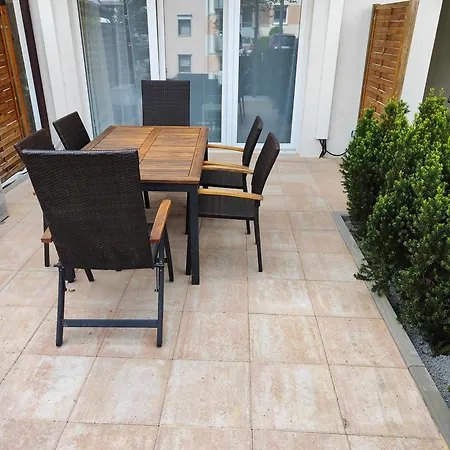 Eleonoras In Stadt Mit Terrasse Im Erdgeschoss Inklusive Eigenen Parkplaetzen Vor Der Tuer Apartmán *