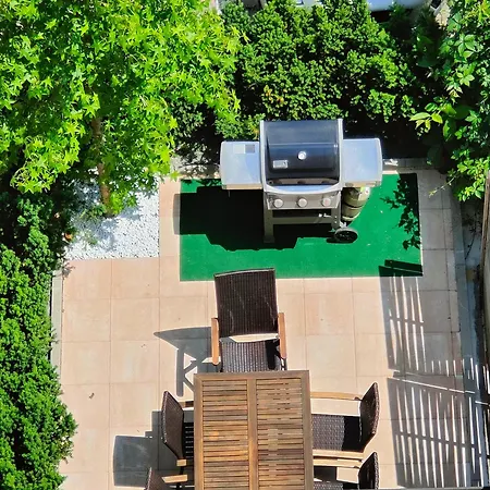 Eleonoras In Stadt Mit Terrasse Im Erdgeschoss Inklusive Eigenen Parkplaetzen Vor Der Tuer