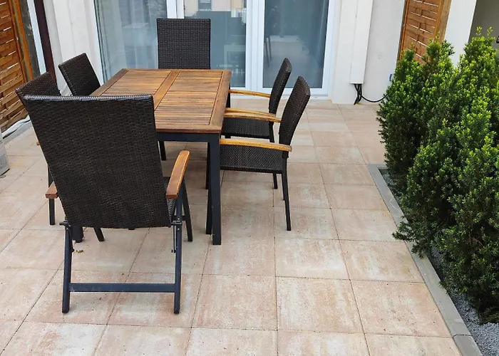 Eleonoras In Stadt Mit Terrasse Im Erdgeschoss Inklusive Eigenen Parkplaetzen Vor Der Tuer Apartmán *